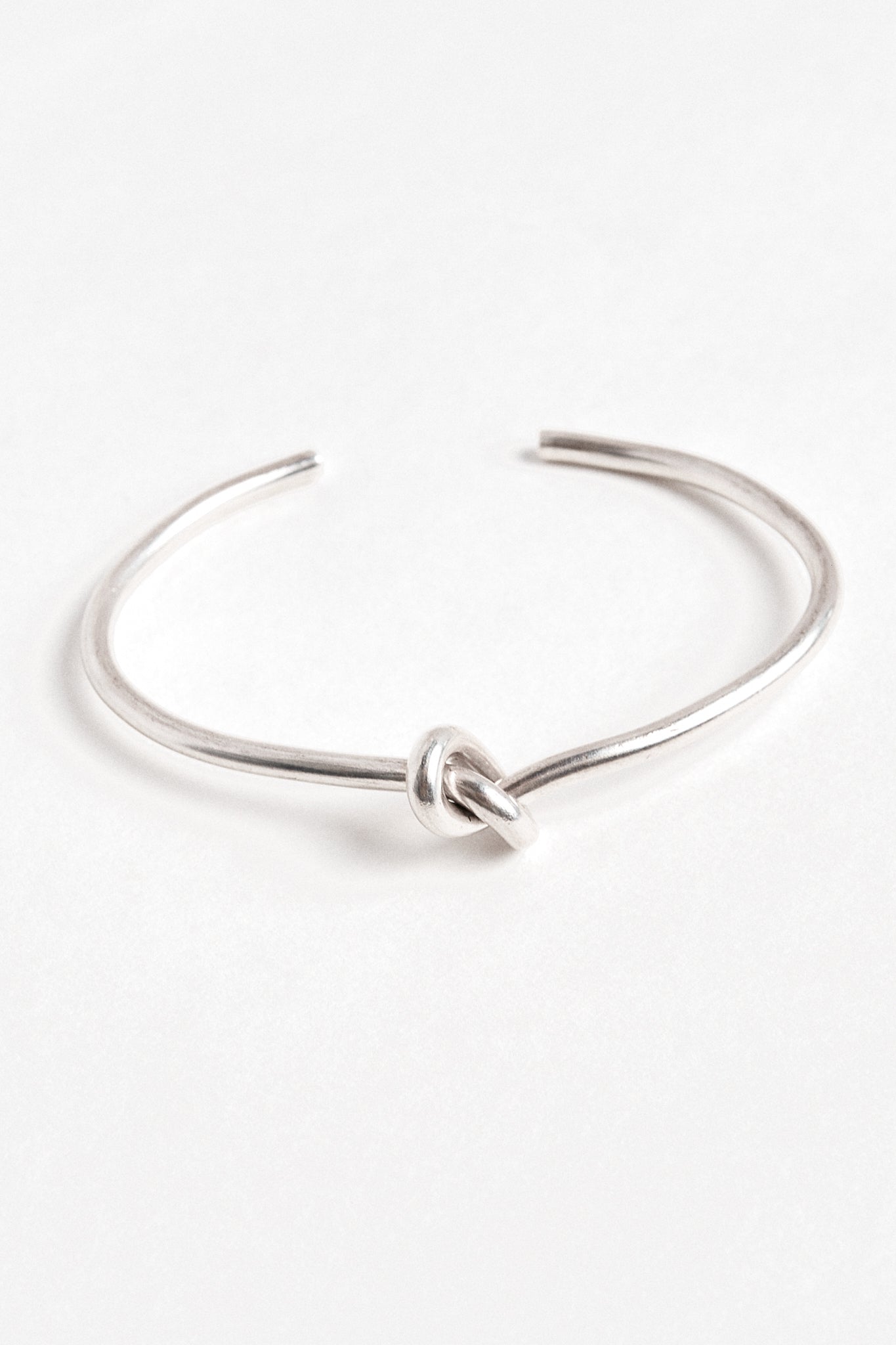 Pulsera plata nudo
