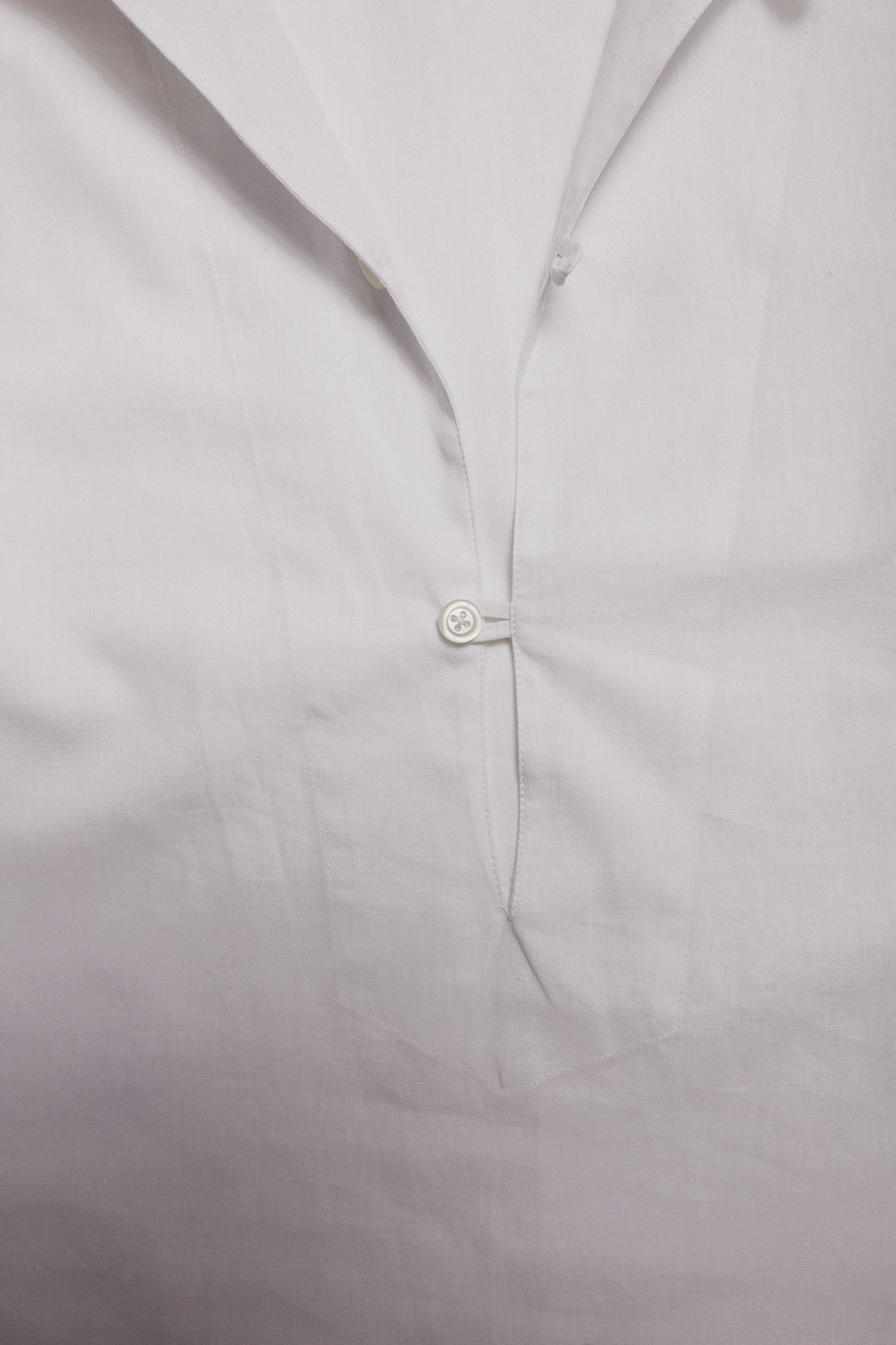 Camisa polera lino broches blanca