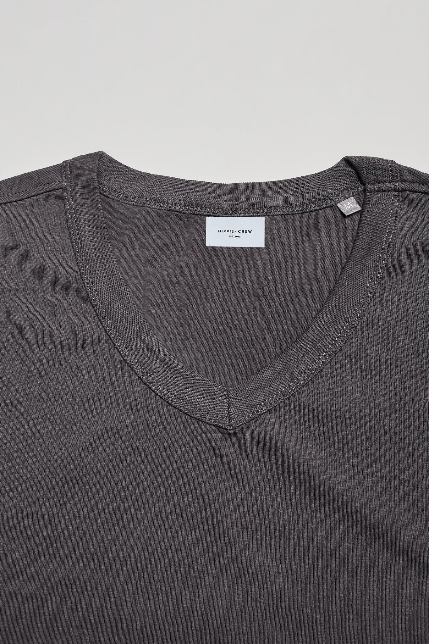 Camiseta cuello pico gris oscuro