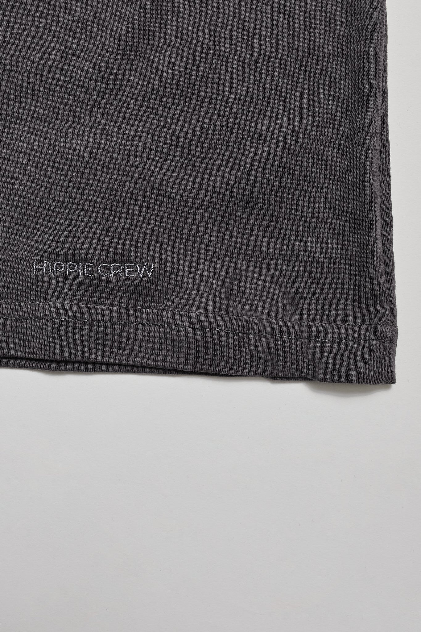 Camiseta cuello pico gris oscuro