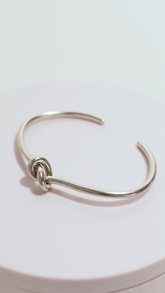 Pulsera plata nudo